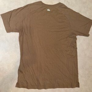 Alo Yoga Tan Beige Men’s Workout Gym Performance Top Shirt Medium